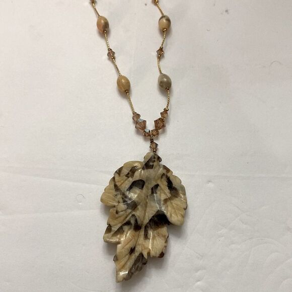 Dabby reid two tone cream taupe faux stone Leif gold crystal gold color chain - Picture 2 of 3